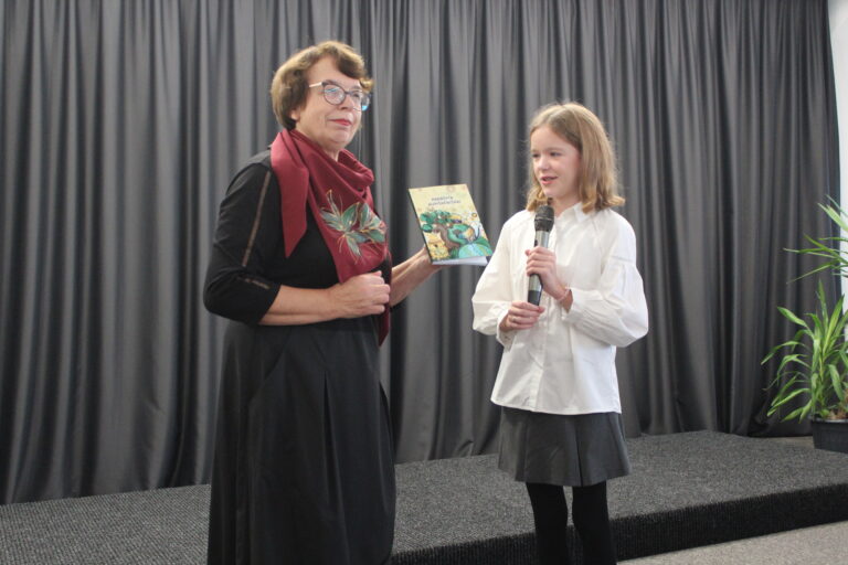 Knygos sudarytoja, Kupiškio rajono literatų klubo „Lėvens balsai“ kuratorė Lina Matiukaitė, leidinio viršeliui panaudotas Kupiškio meno mokyklos dailės skyriaus mokinės Unės Banionytės (dešinėje) piešinys.