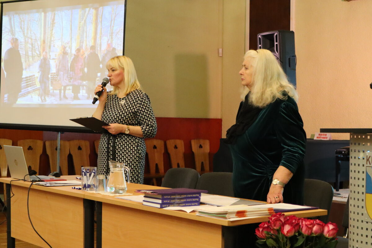 Kultūrinį projektą, kurį vykdys su Kupiškio trečiojo amžiaus universitetu, per susirinkimą pristatė Kultūros centro darbuotoja Inga Dovydėnienė (kairėje).